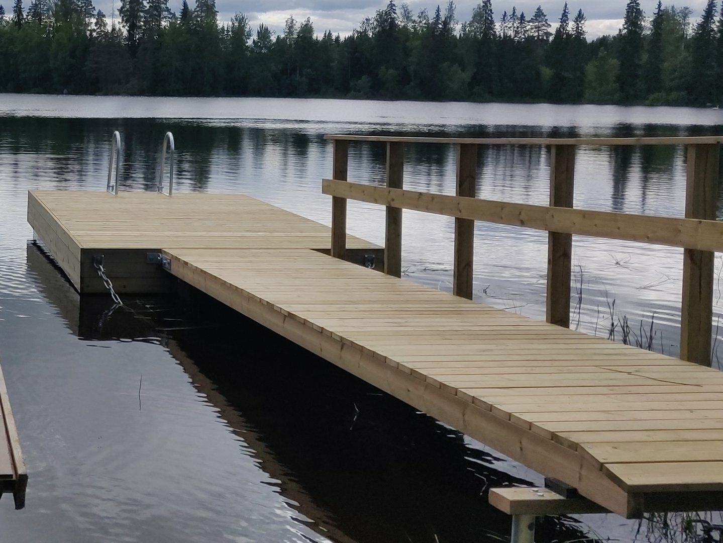 Toimitettu Kaislatar-laituri